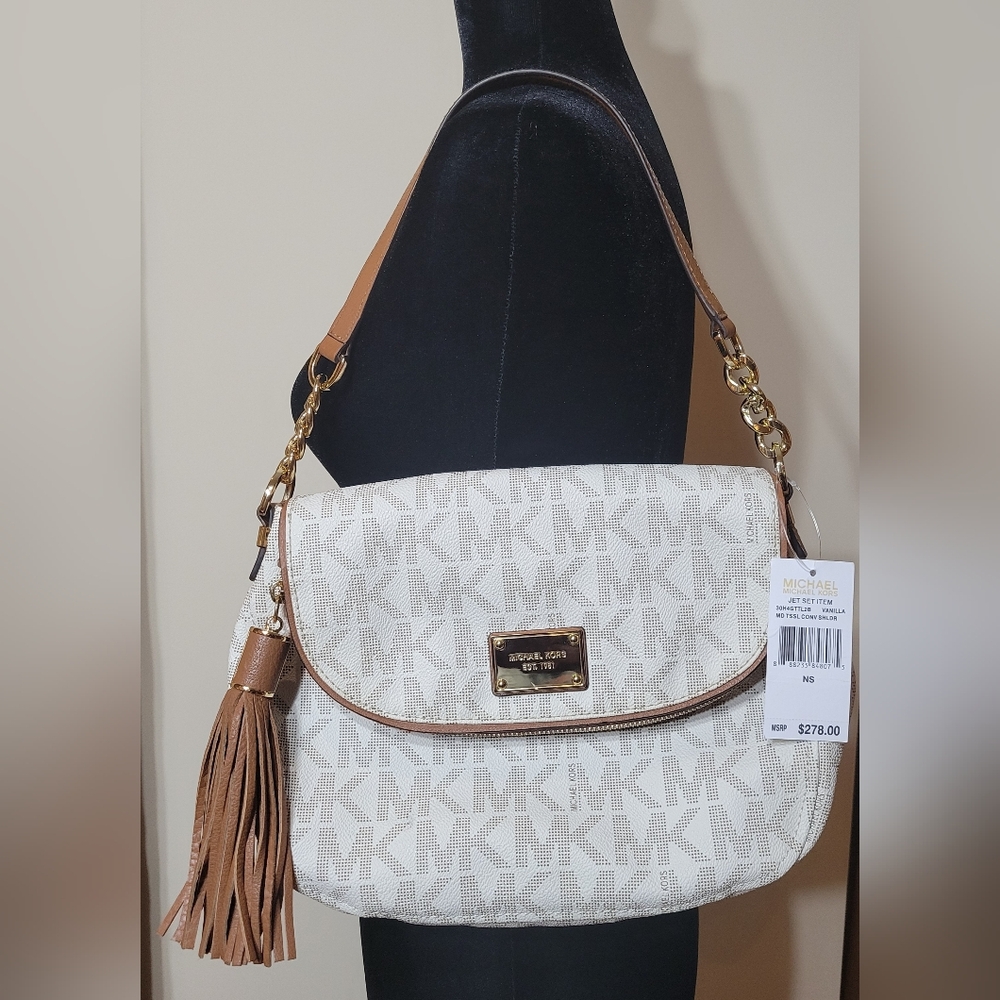 Michael Kors Vanilla Jet Set Shoulder Bag with Curved Shape and Gold Hardware